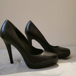 Classic black pump